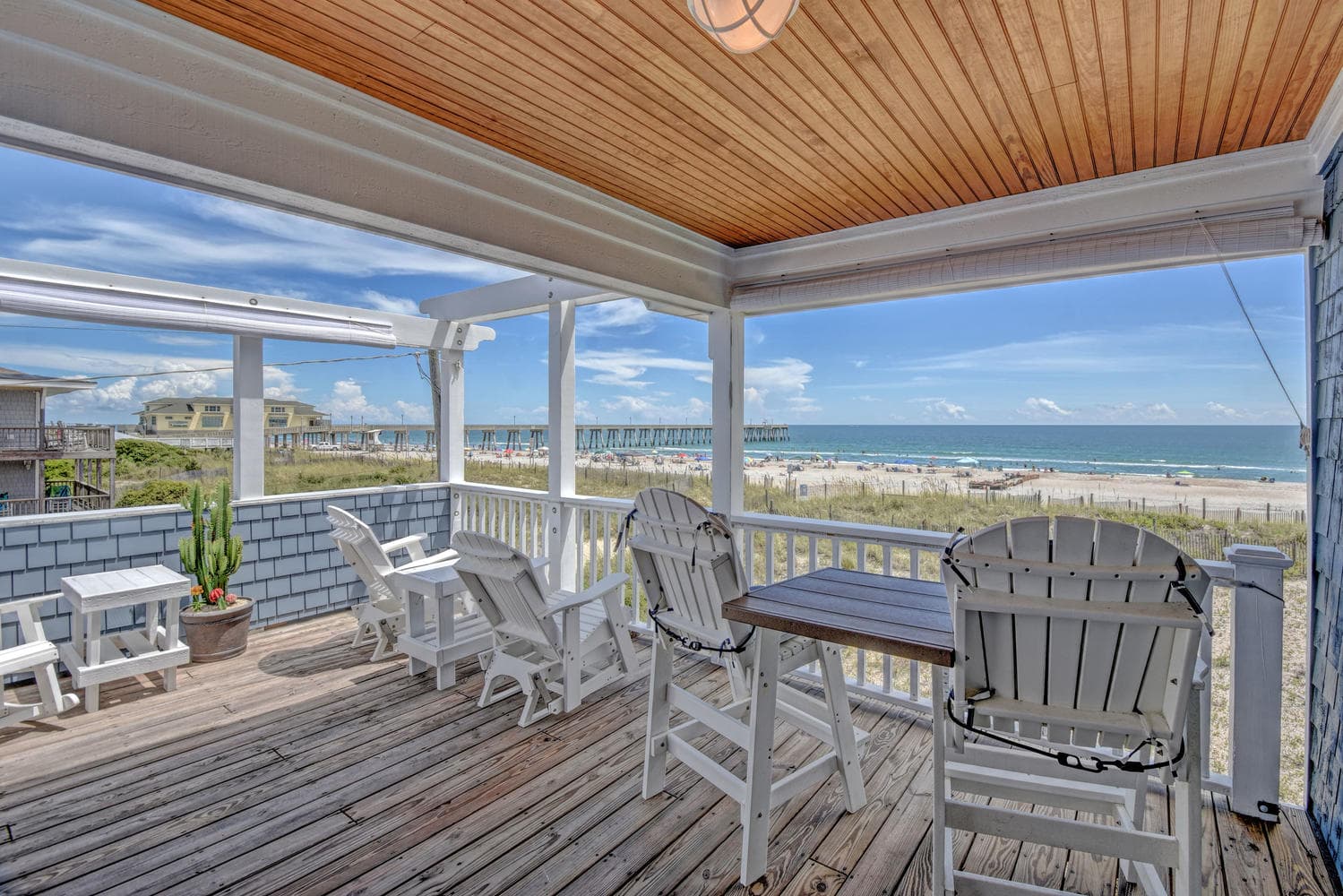 Porch w/ seating & view!